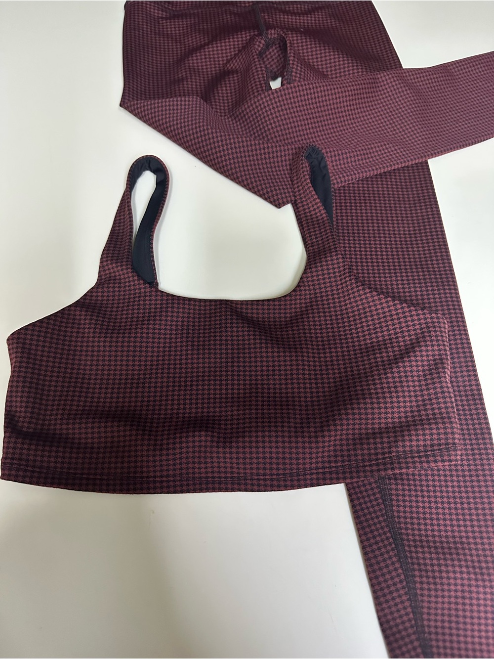 ALO Yoga Burgundy Houndstooth Sports Bra SIZE LARGE and leggings SIZE XS